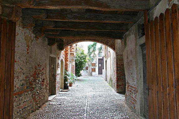 Vicolo del castello  (Foto di Alessandro Vecchi - CC-BY-SA 2008)